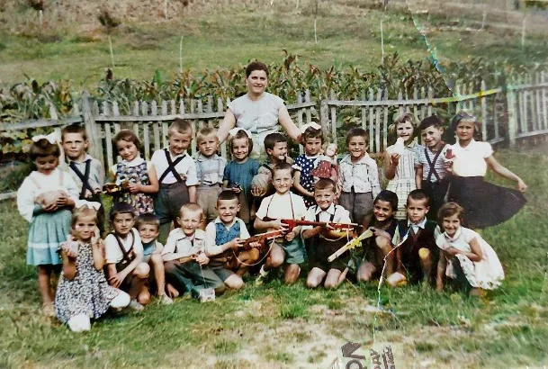 ПОЛАЗНИЦИ ОБДАНИШТА У БАБУШНИЦИ 1958. ГОДИНЕ У КОЛОРУ