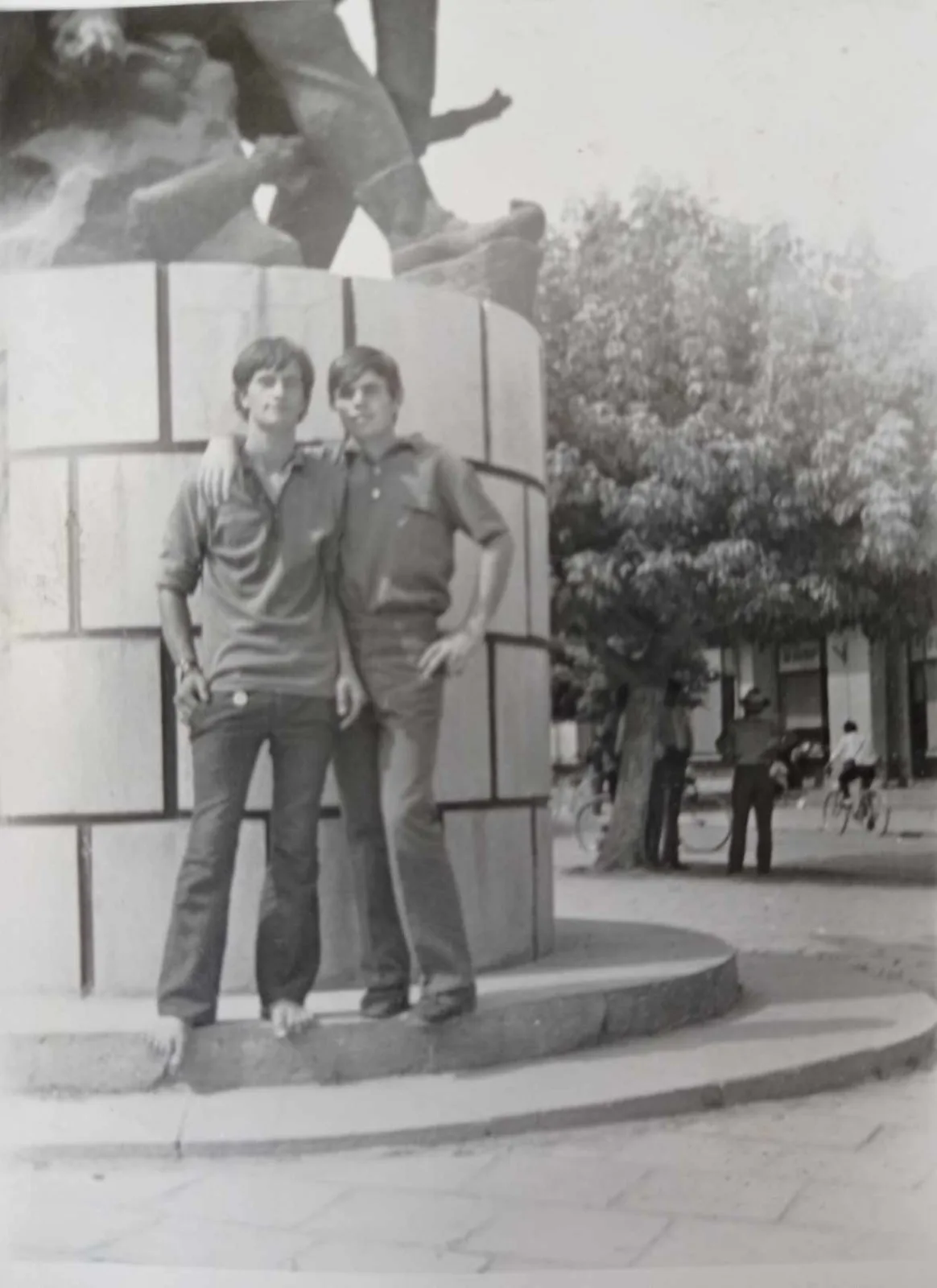 „ВИДИМО СЕ КОД СПОМЕНИКА“ — Фотографије: Велибор „Батица“ Динчић — fotografija 2