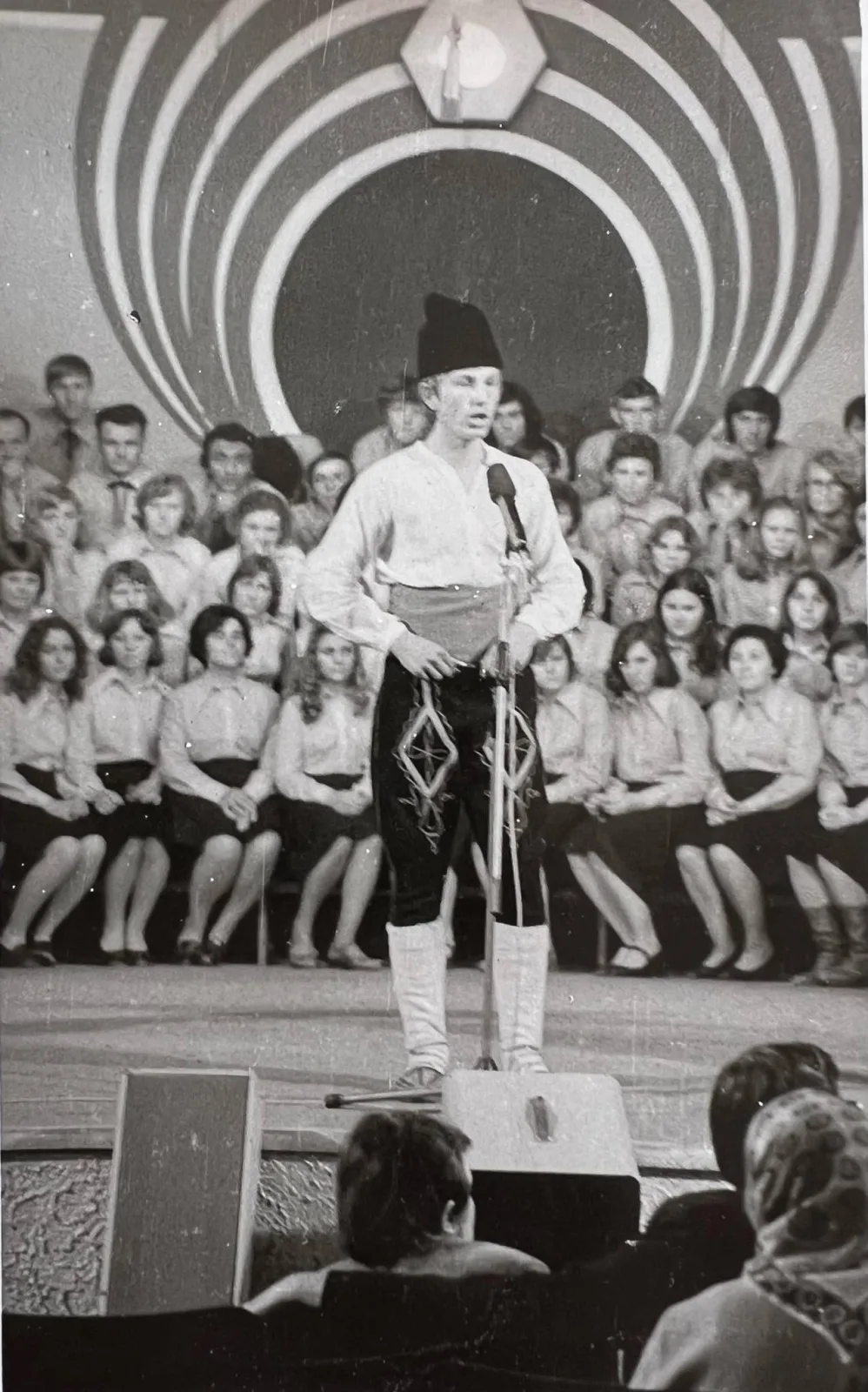 ЕМИСИЈА РАДИО ТЕЛЕВИЗИЈЕ БЕОГРАД „ЗНАЊЕ ИМАЊЕ“ 1977. ГОДИНЕ — Седамнаестогодишњи ЗОРАН ИГЊАТОВИЋ „БЕЛИ“ пева песму „Ој, Нишаво водо мутна“