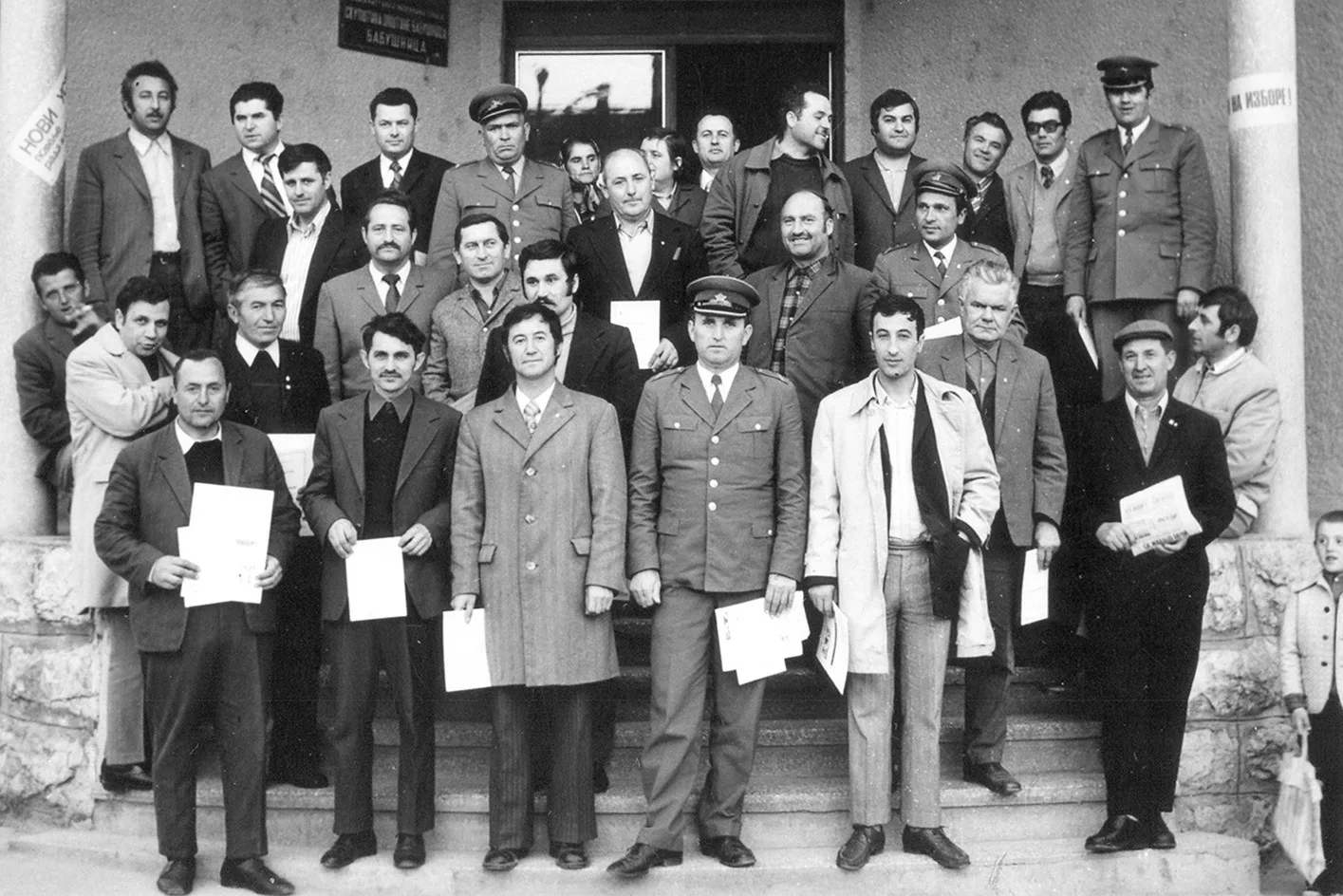 ДОБРОВОЉНИ ДАВАОЦИ КРВИ ИСПРЕД ЗГРАДЕ ОПШТИНЕ 1974. ГОДИНЕ