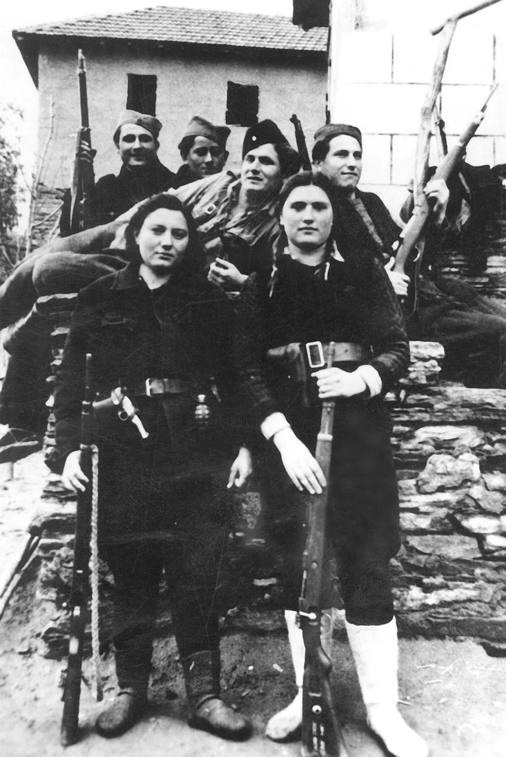 ЛУЖНИЧАНКЕ У НОБ-У