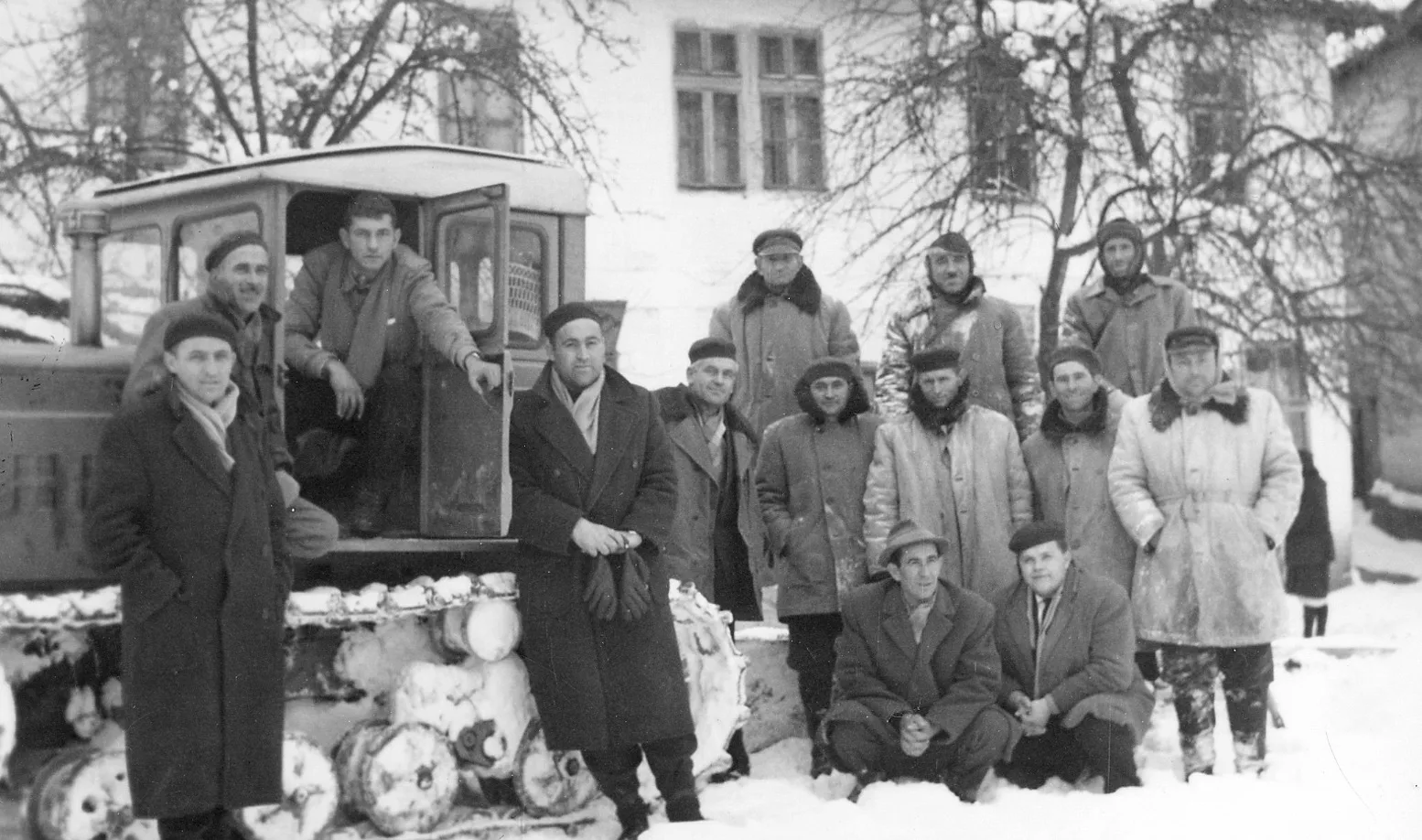 Задружним гусеничаром пробијани су наноси великог снега до Звонца 1966. г.