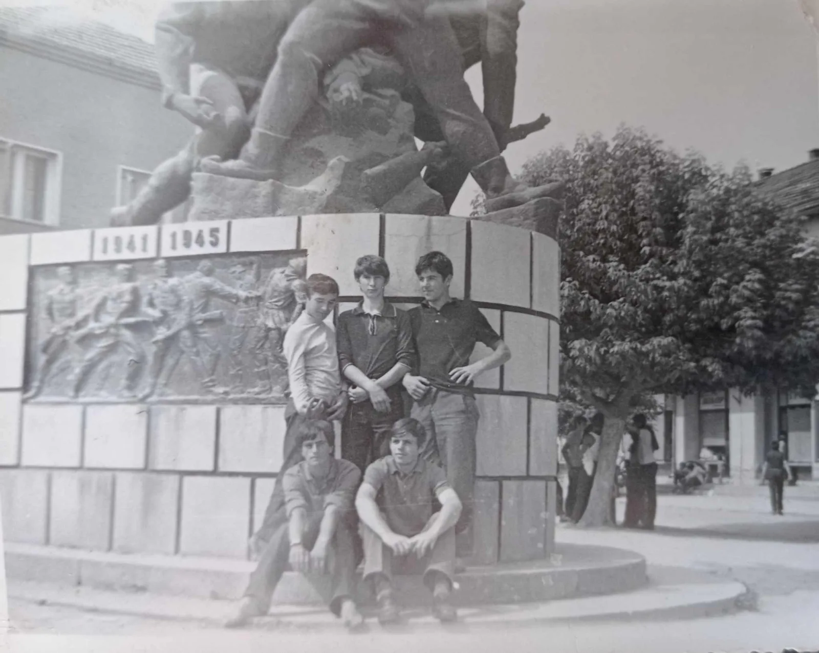 „ВИДИМО СЕ КОД СПОМЕНИКА“ — Фотографије: Велибор „Батица“ Динчић