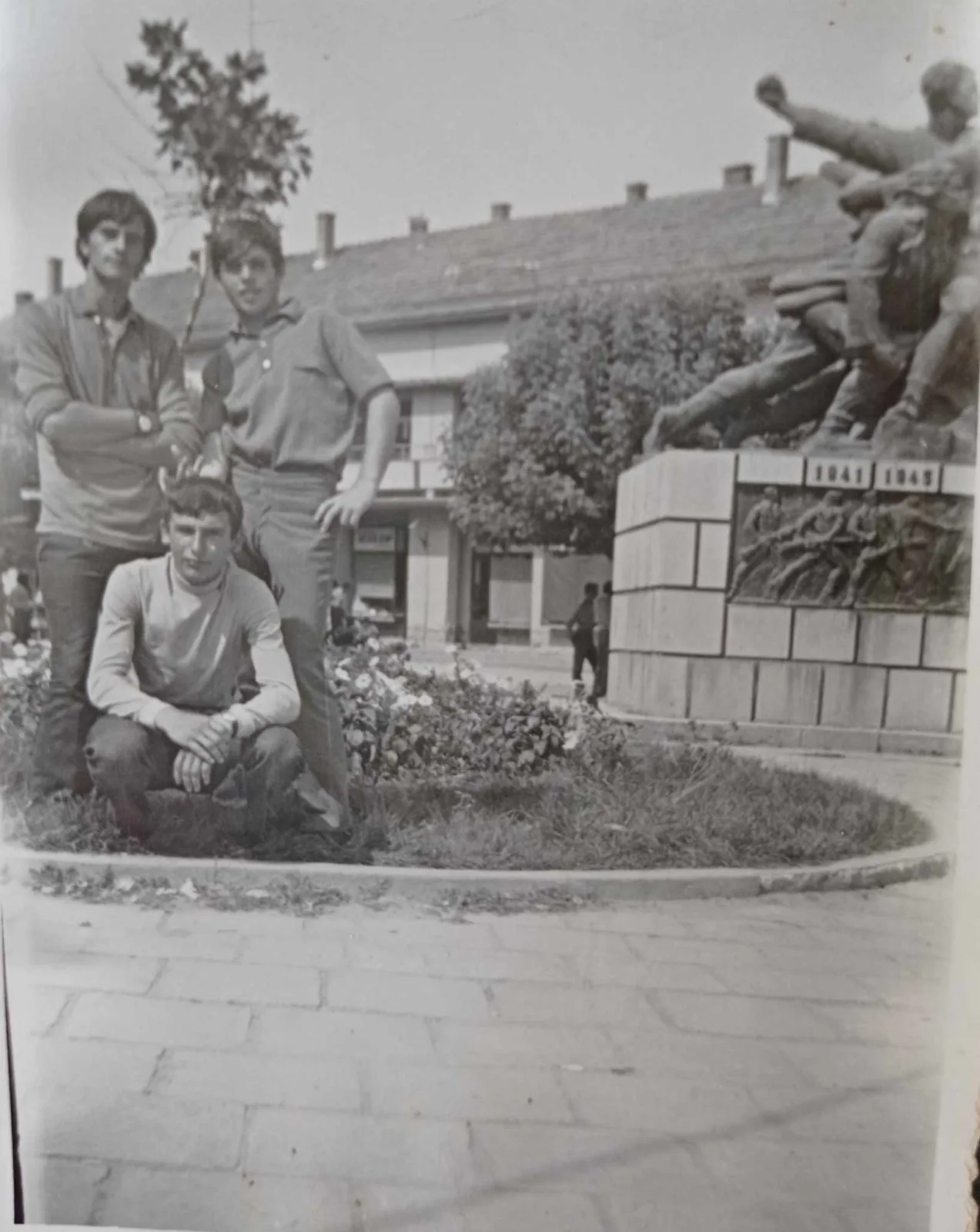 „ВИДИМО СЕ КОД СПОМЕНИКА“ — Фотографије: Велибор „Батица“ Динчић — fotografija 1
