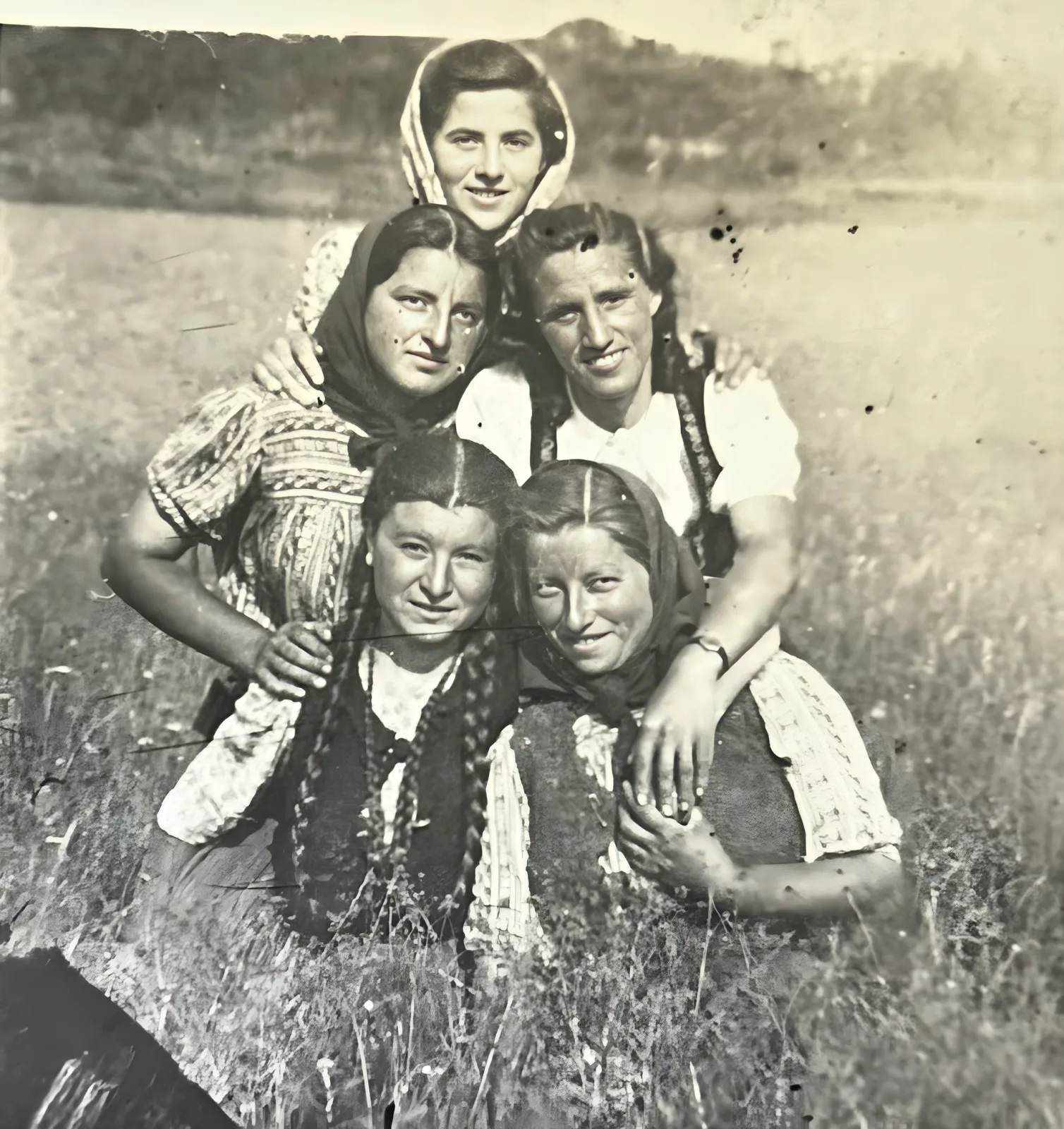 МЛАДОСТ И ЛЕПОТА БАБУШНИЧКИХ ДЕВОЈАКА ПРЕ ДРУГОГ СВЕТСКОГ РАТА — fotografija 3