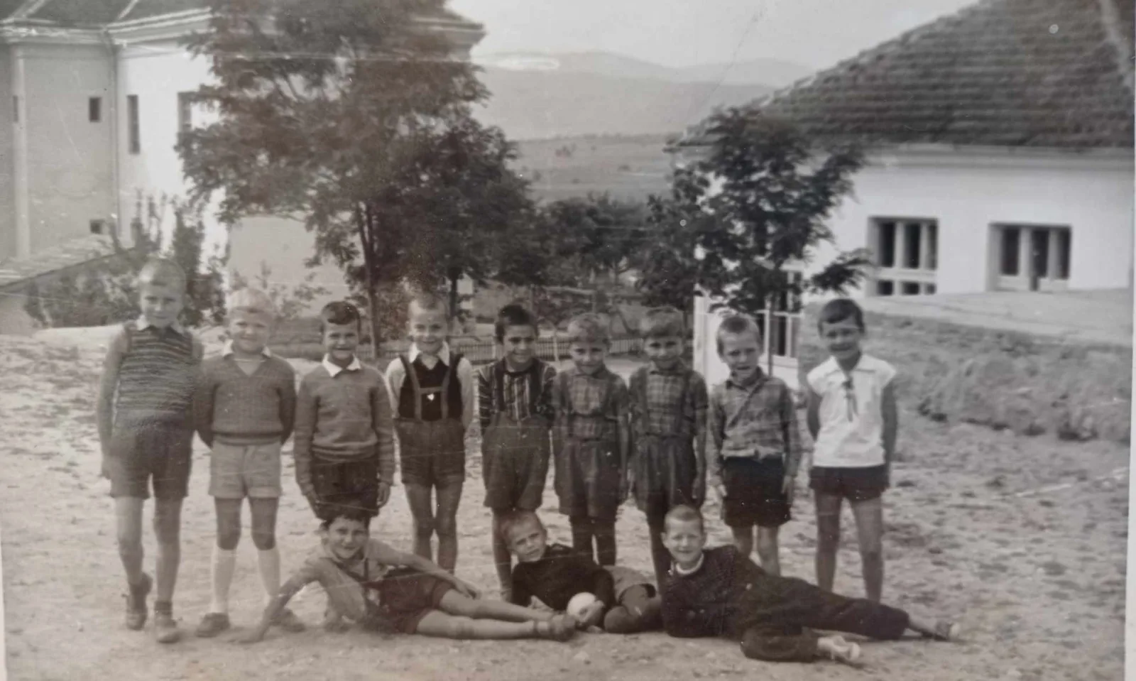 ДЕЦА И ФУДБАЛ У ЛУЖНИЦИ НЕКАДА — fotografija 1